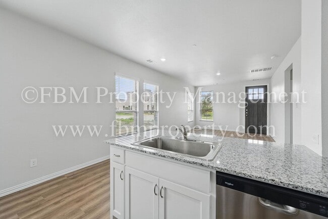 Building Photo - 2121 Luna Dr