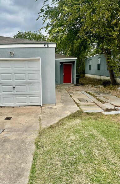 Primary Photo - 13131 Independence Ave