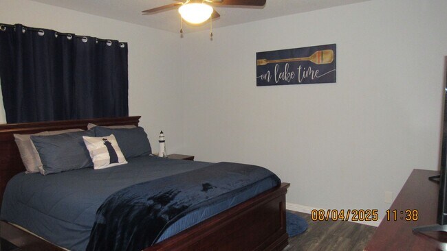 Building Photo - 2 Bedroom 2 bathroom Boat Deep Furnished Home