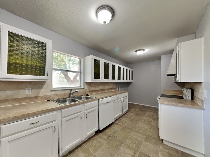 Building Photo - 2706 Santa Anna Dr