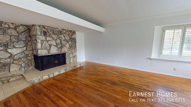 Building Photo - 4121 Hayvenhurst Dr