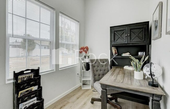 Building Photo - 4 Bedroom Home with 2.5 Bathrooms on a Corner Lot near Plaza District