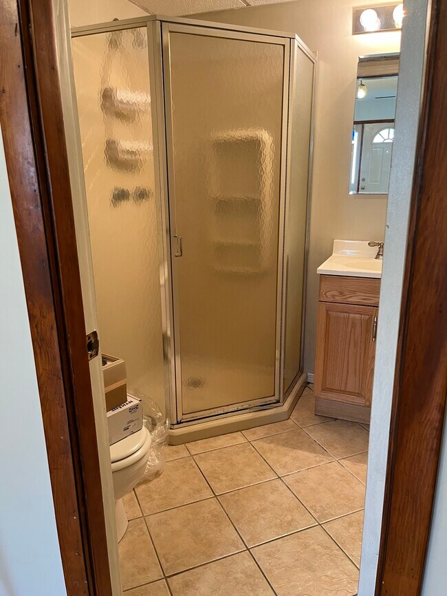 Building Photo - 806 Chateau Dr