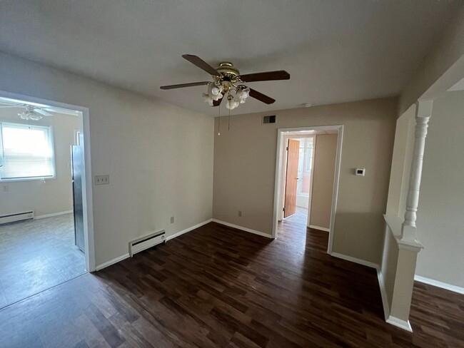 Building Photo - 2 bed 1 bath apartment located in Speedway...