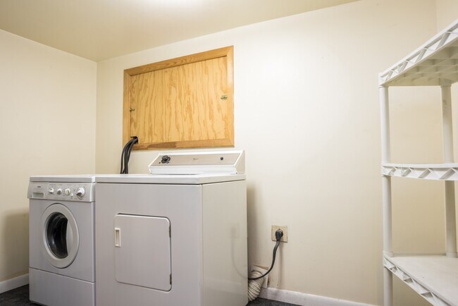 Building Photo - $0 DEPOSIT OPTION. CHARMING BUNGALOW WITH MODERN UPGRADES AND PRIME DENVER LOCATION!