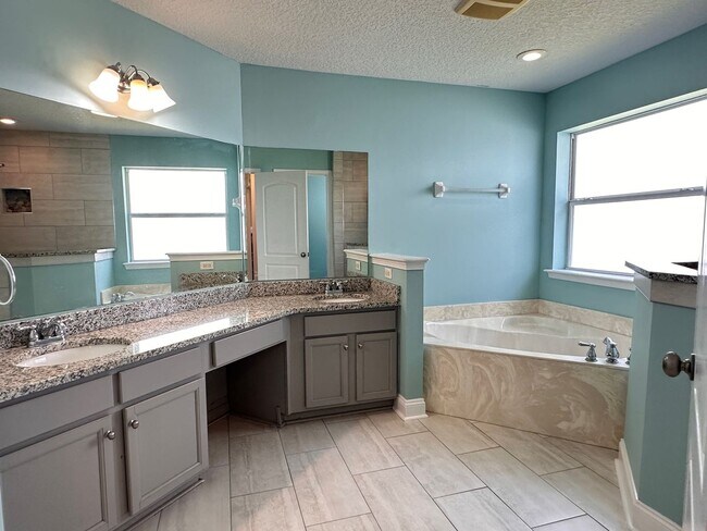 Building Photo - Screened In Ground Pool! Close to Schools, Shopping, Restaurants!