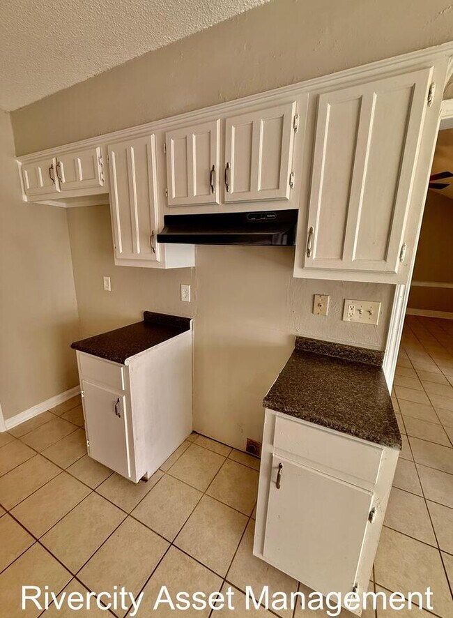 Building Photo - A Must-See GEM!!!!!! Fully renovated, fenced in yard & Pets Welcomed!!!!!!!
