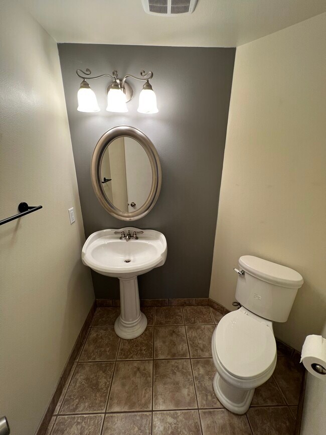 Building Photo - 610-612 12th St NE