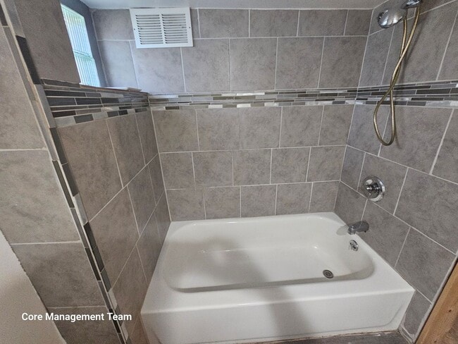 Building Photo - 2 bedroom 1 bath house for rent in West Mifflin