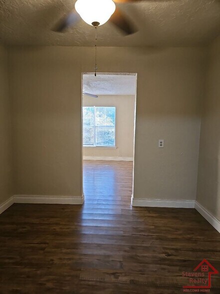 Building Photo - 1609 SW B Ave