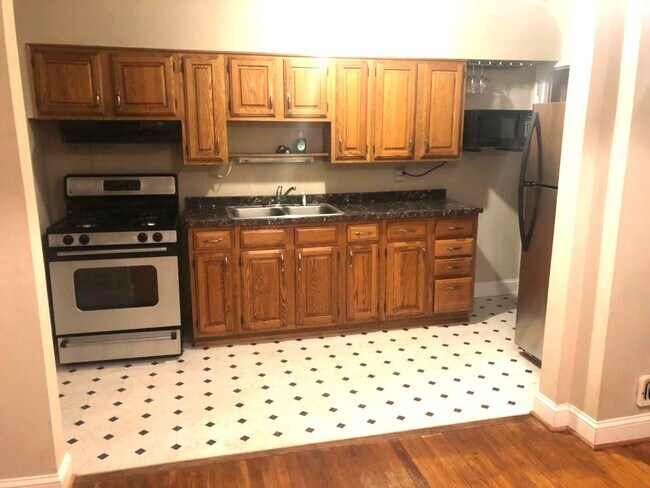 Building Photo - 2 Bedroom, 1 Bath Townhouse