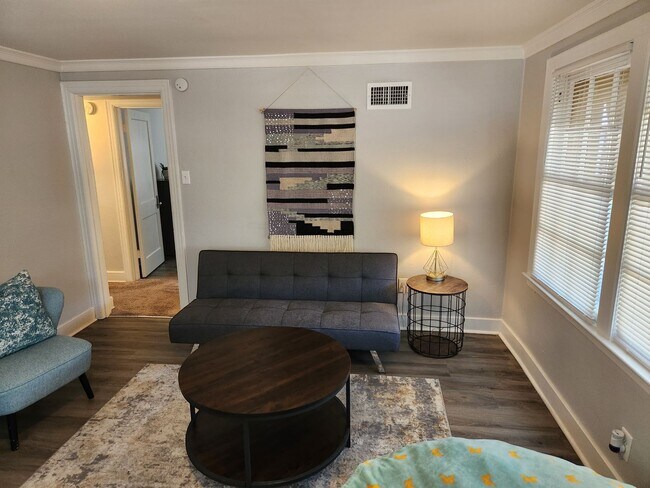Building Photo - Cozy Apartment located near UAMS!