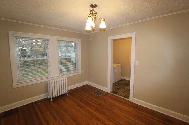 Building Photo - August FREE On This Updated 2 Bedroom 1 Ba...
