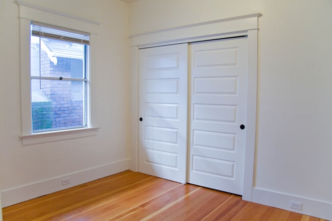 Building Photo - Gorgeous Home in the Heart of Hawthorne wi...