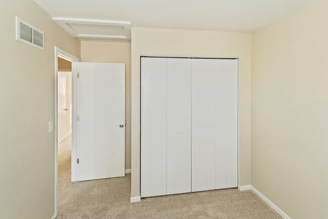 Building Photo - 924 Symphony Dr