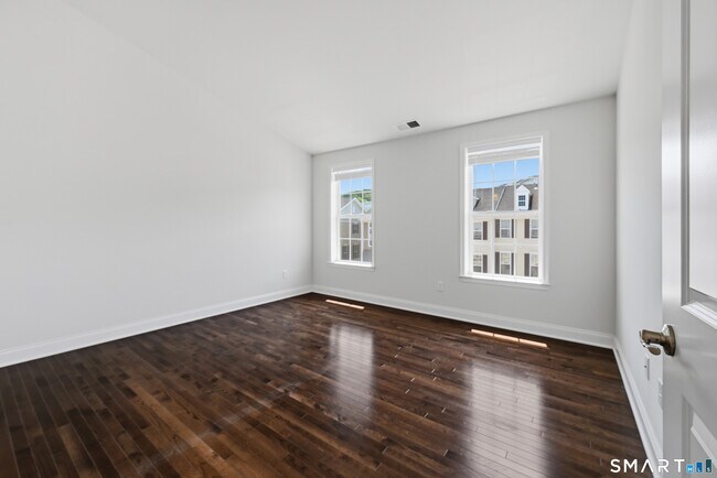 Building Photo - 15 Moorland Dr