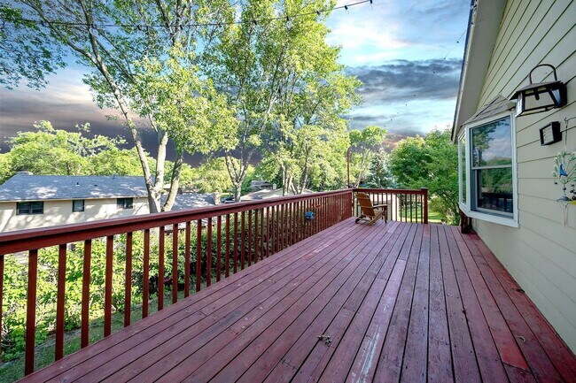 Building Photo - 6960 Fernbrook Ln N