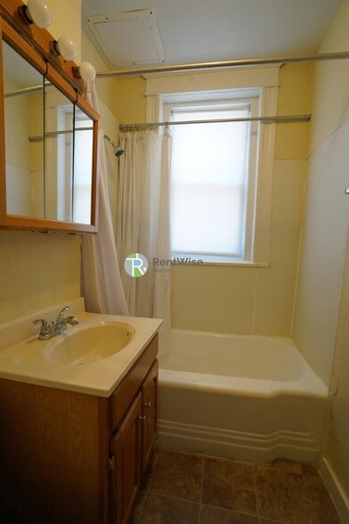 Building Photo - 217 Kelton St