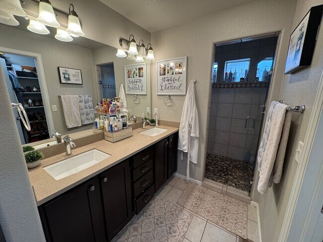 Building Photo - 3 Bedroom, 4 Bathroom Home on a Corner Lot...