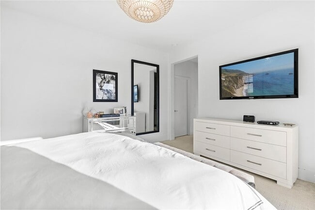 Building Photo - 70 Ray