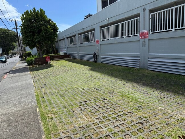 Building Photo - Upgraded 1 Bedroom, 1 Bath, 1 Parking, Con...