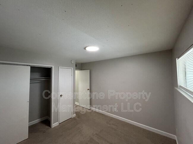 Building Photo - 2506 Redbud Ln