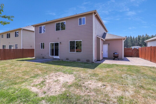 Building Photo - 4 Bed 2.5 Bath - Backyard Patio - Fully Fe...