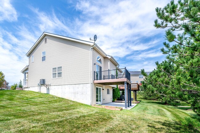 Building Photo - Gorgeous Updated 3 Bed 3 Bath Home Garage