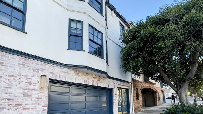Building Photo - 2209 Steiner St