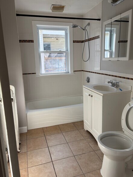 Building Photo - 6 Oliver St