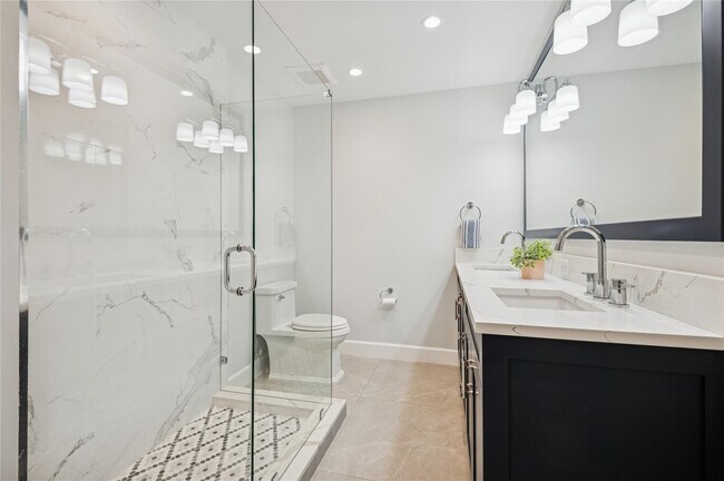 Building Photo - 2657 NE 26th St