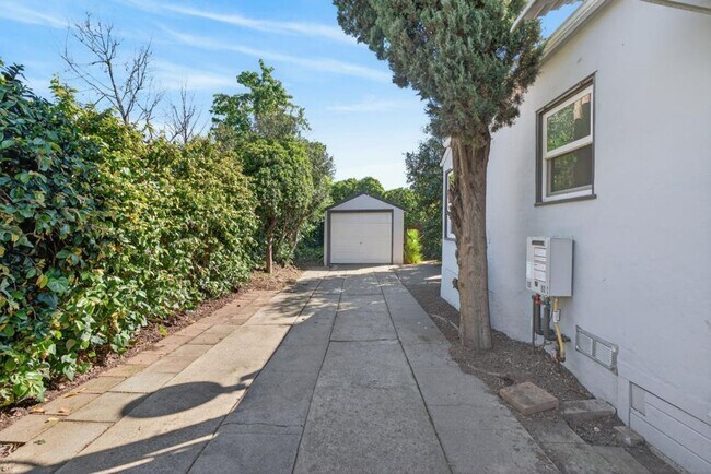 Building Photo - 2 bedroom | 1 bathroom | Single family in East Sac