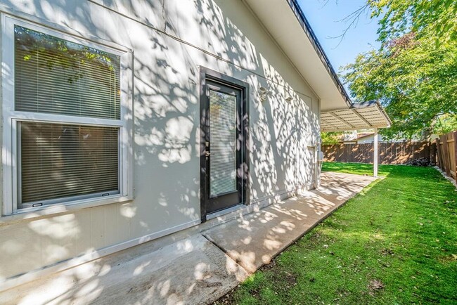 Building Photo - 10429 Firethorn Ln