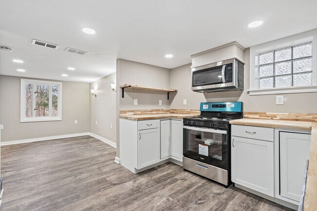 Building Photo - Recently Renovated 4 Bedroom Home in Swissvale - Available in March