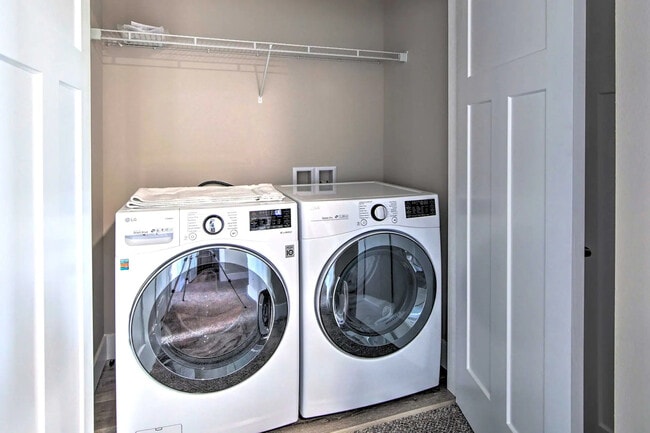 Building Photo - 900 Sunlight Dr