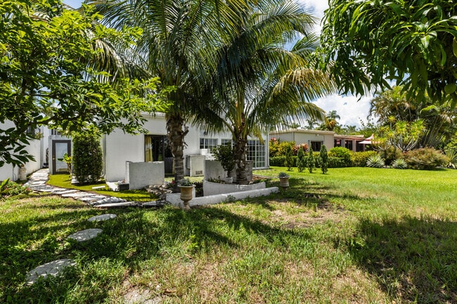 Building Photo - 6590 Fountains Cir