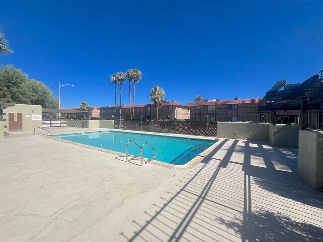 Building Photo - SPACIOUS 2BED/2BATH TOWNHOUSE