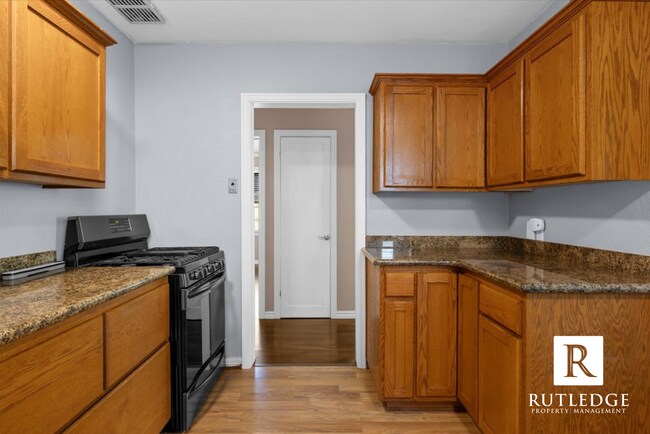 Building Photo - $500 OFF !!!   MOVE - IN SPECIAL!!!  2 Bed / 1 Bath Home with Large Deck