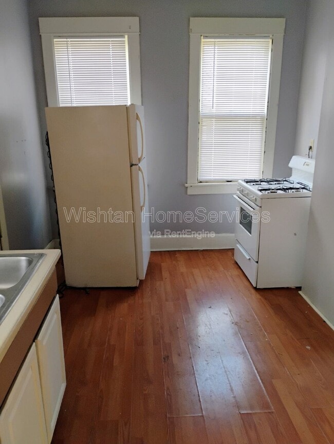 Building Photo - 591 Clark St