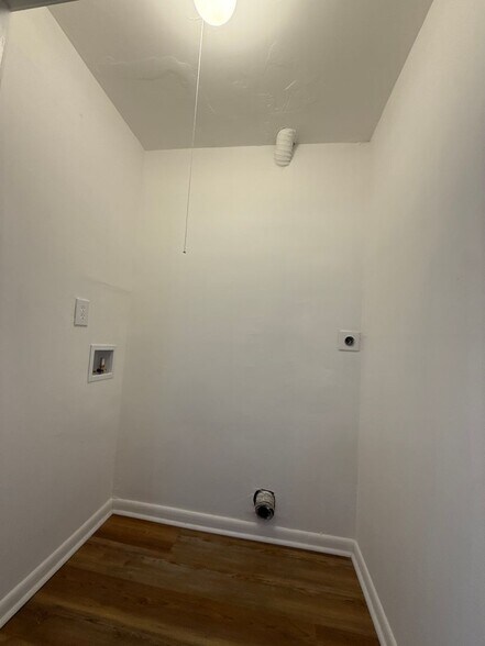 Building Photo - 1609 Line Cir