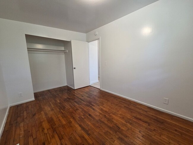 Building Photo - 724 30th St