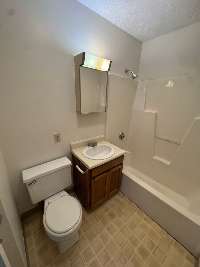 Building Photo - 17 Main St