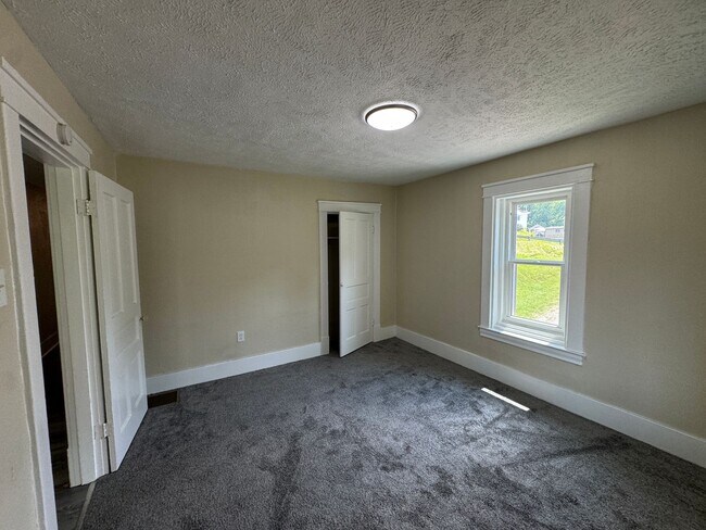 Building Photo - Center Avenue Triplex