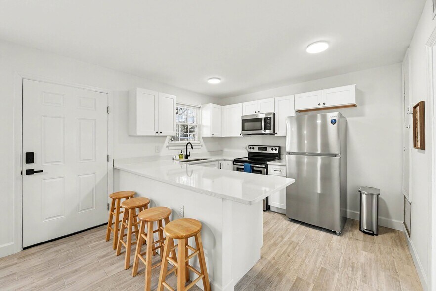 Building Photo - 867 Colony Dr