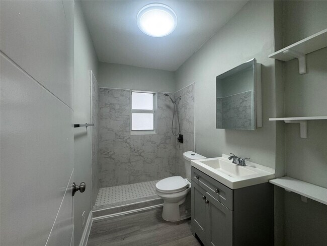 Building Photo - 828 NE 17th Ave