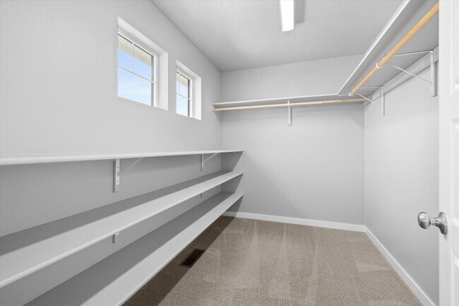 Building Photo - 3 bed, 3 bath with over 2000 sq ft!