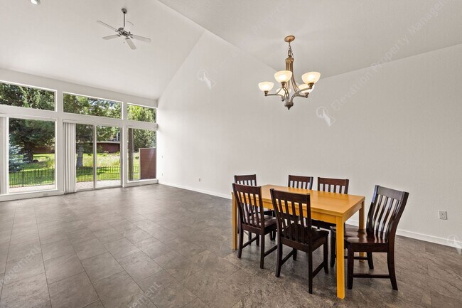 Building Photo - Eagle Crest Townhome Steps to Lakeside Cen...