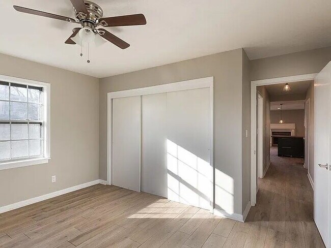 Building Photo - "Charming 3-Bed, 2-Bath Retreat with 1,690 Sq Ft of Comfort in Kansas City!"