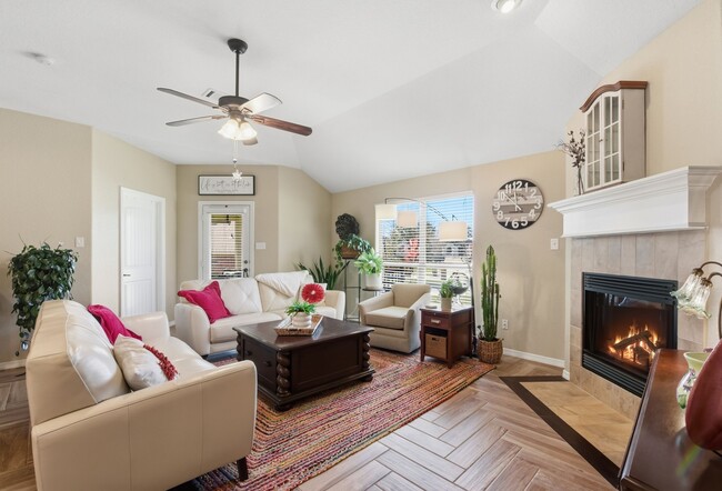 Building Photo - 102 Golfview Ct