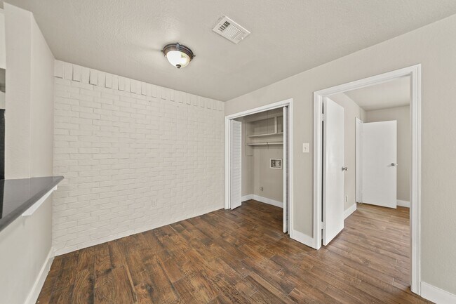 Building Photo - 2118 N Austin Ave